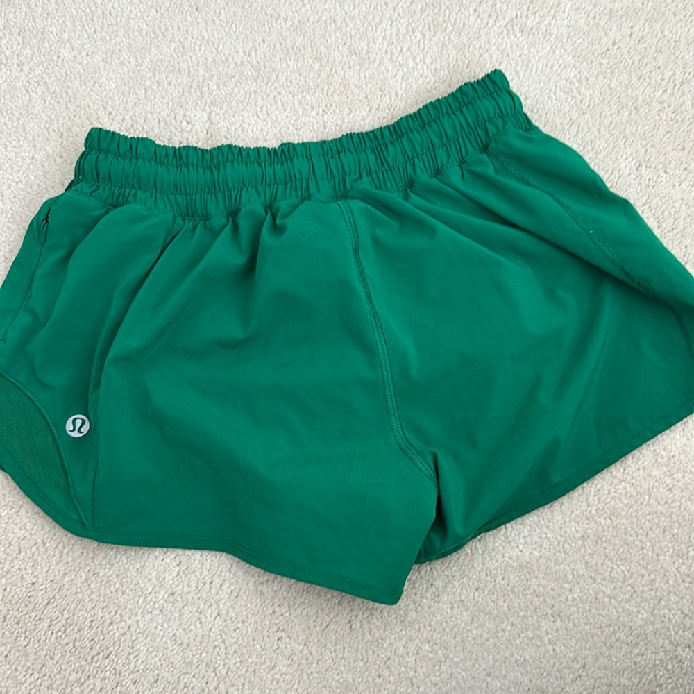 Lululemon hotty hot low rise lined short 2.5 Kelly green